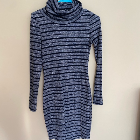 Turtleneck Bodycon Dress 🖤 - Picture 2 of 3